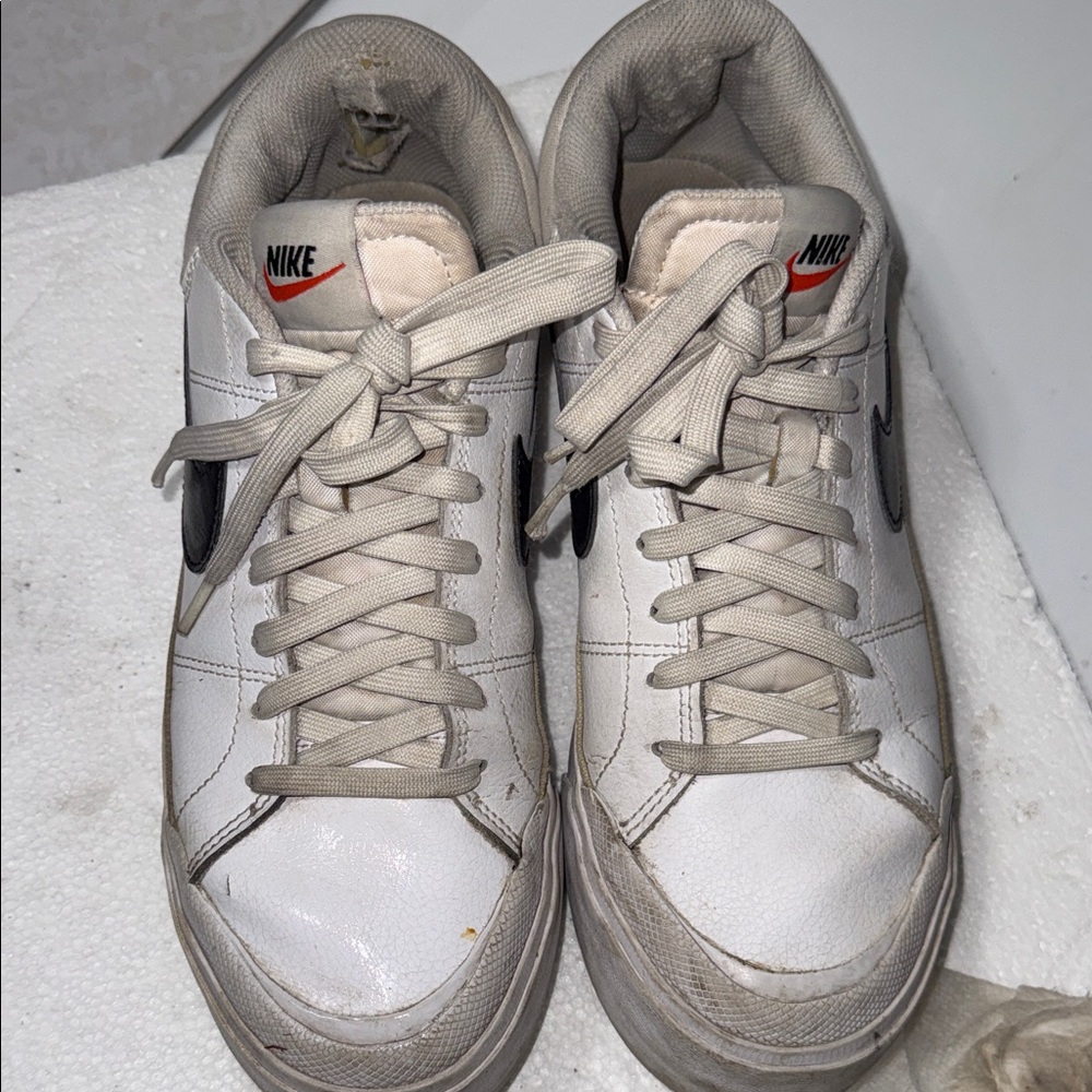 Nike women White and Black Casual Sneakers - Picture 2 of 5